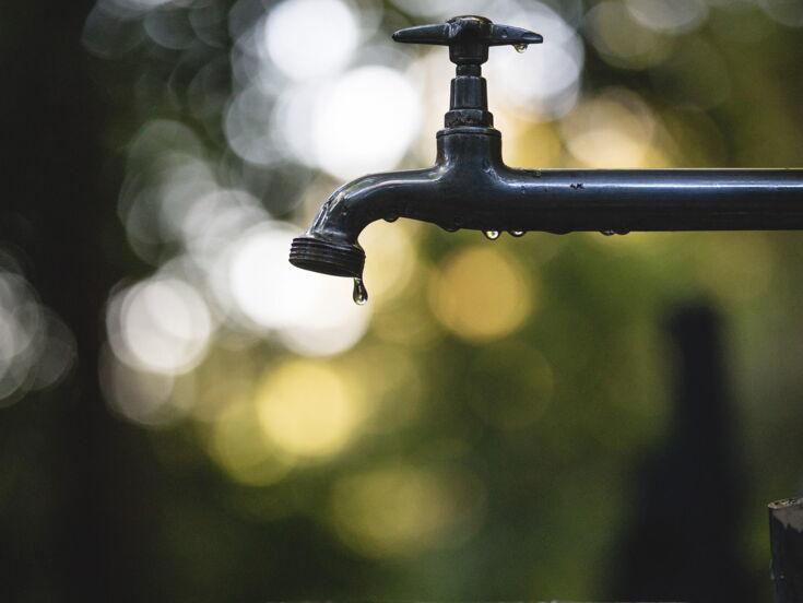 Leitungswasser tropft aus einem Wasserhahn