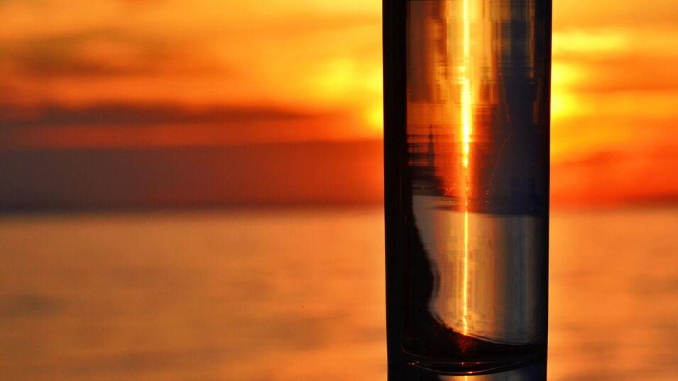 Wasserglas im Sonnenuntergang
