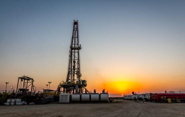 Fracking Anlage bei Sonnenuntergang