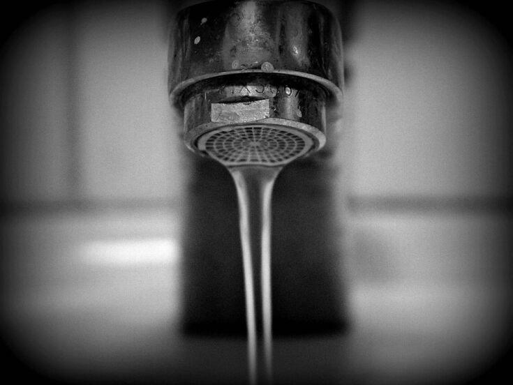 Aus Wasserhahn fließt langsam Wasser