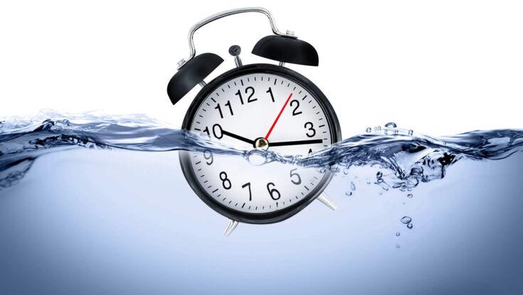 Uhr geht in Wasser unter