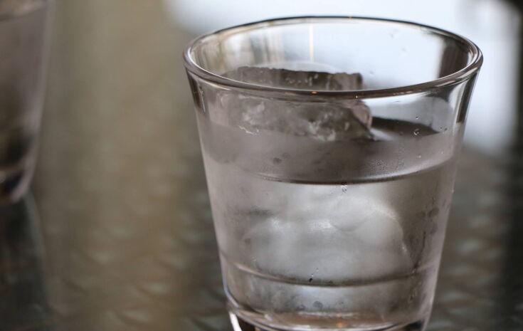 Kaltes Wasser in einem Glas