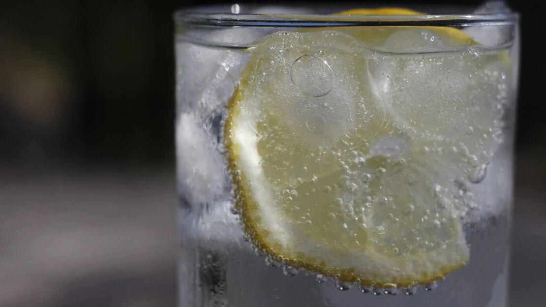 Ein Glas mit frischem Wasser und einer Zitrone