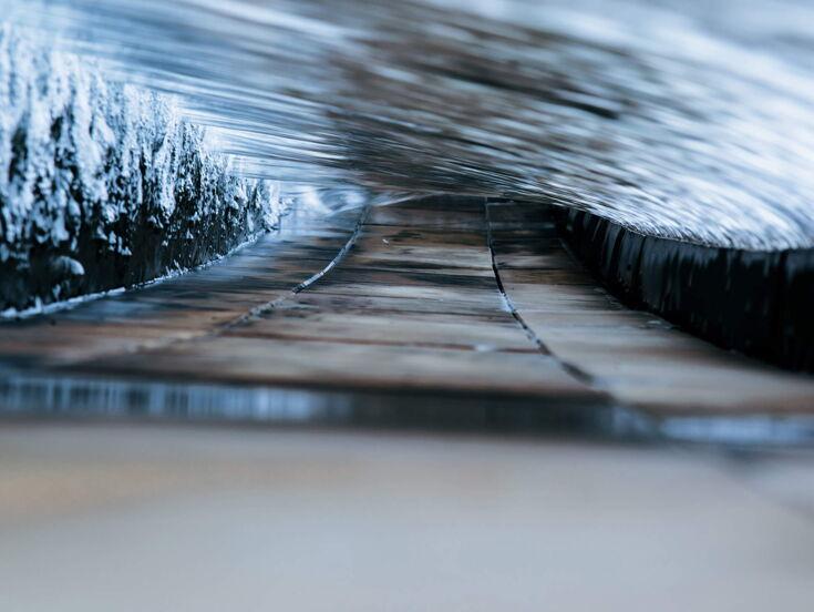 Wasser fließt über einen Weg