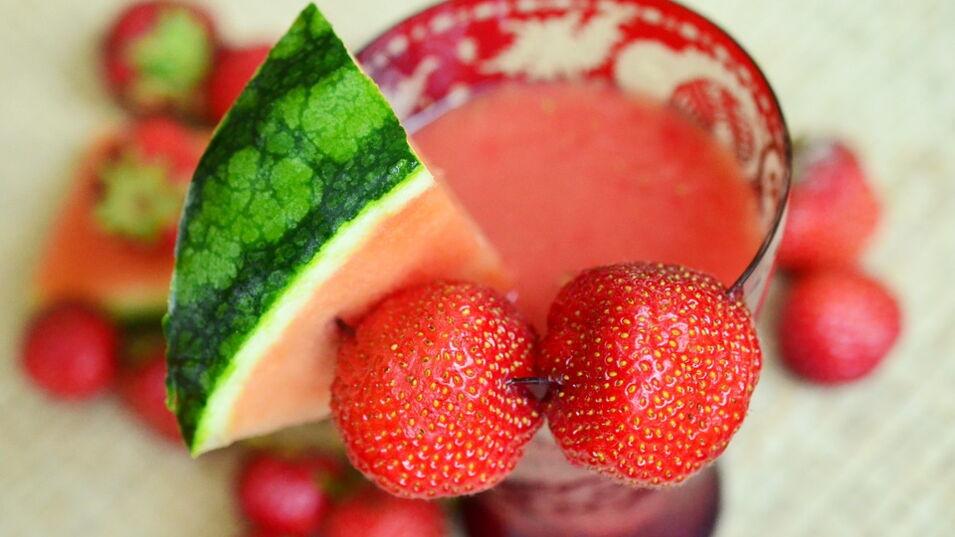 Wassermelone mit Erdbeeren im Glas