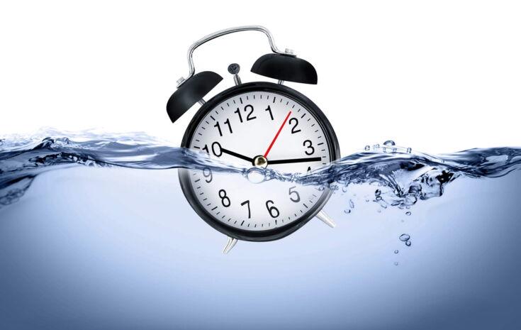 Uhr geht in Wasser unter