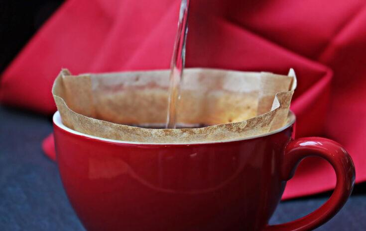 Kaffeezubereitung in einer Tasse
