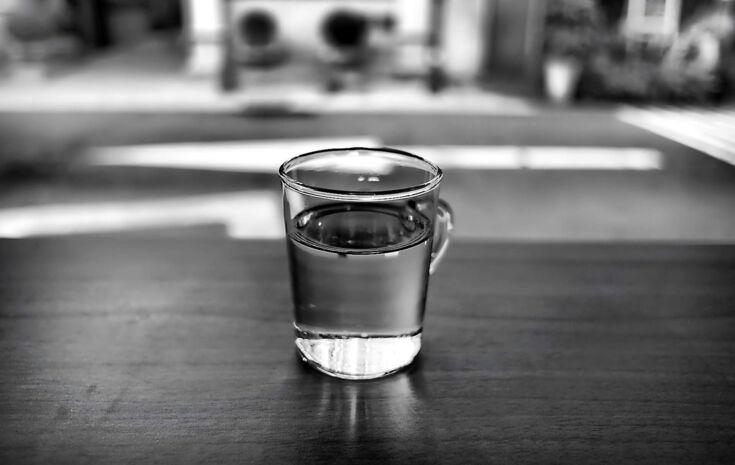 Grautufenfoto von einem Wasserglas