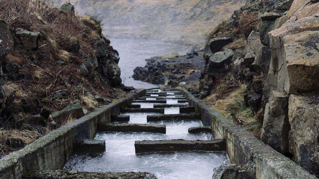Wasser fließt durch Steine