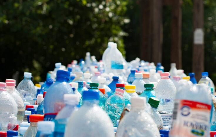 Viele leere Wasserflaschen aus Kunststoff
